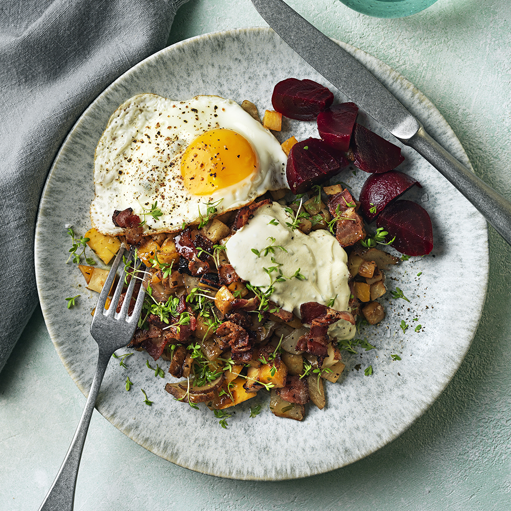 Rotfruktspytt med senapskräm, bacon och ägg