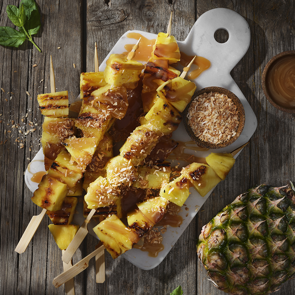 Grillad ananas med kolasås och kokos