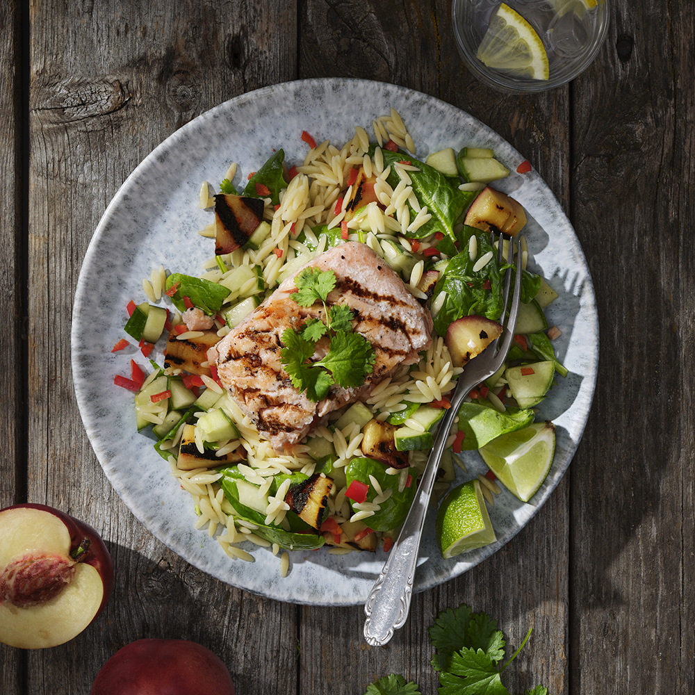 Grillad lax med risoni- och nektarinsallad