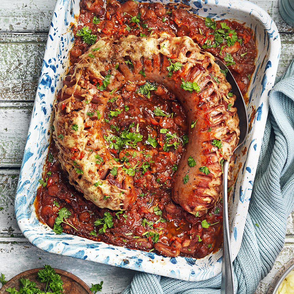 Falukorv med het bönröra och krossad potatis