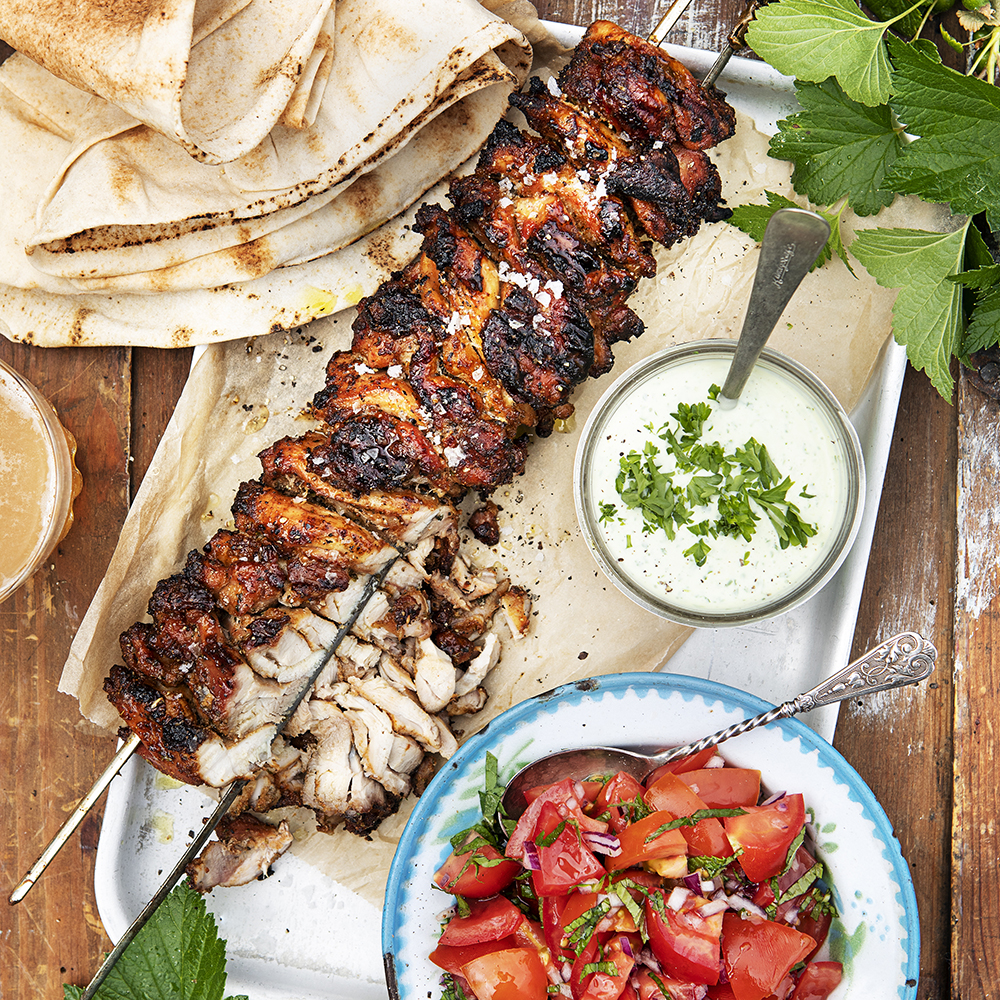 Kycklingkebab med tomatsalsa och vitlöksyoghurt