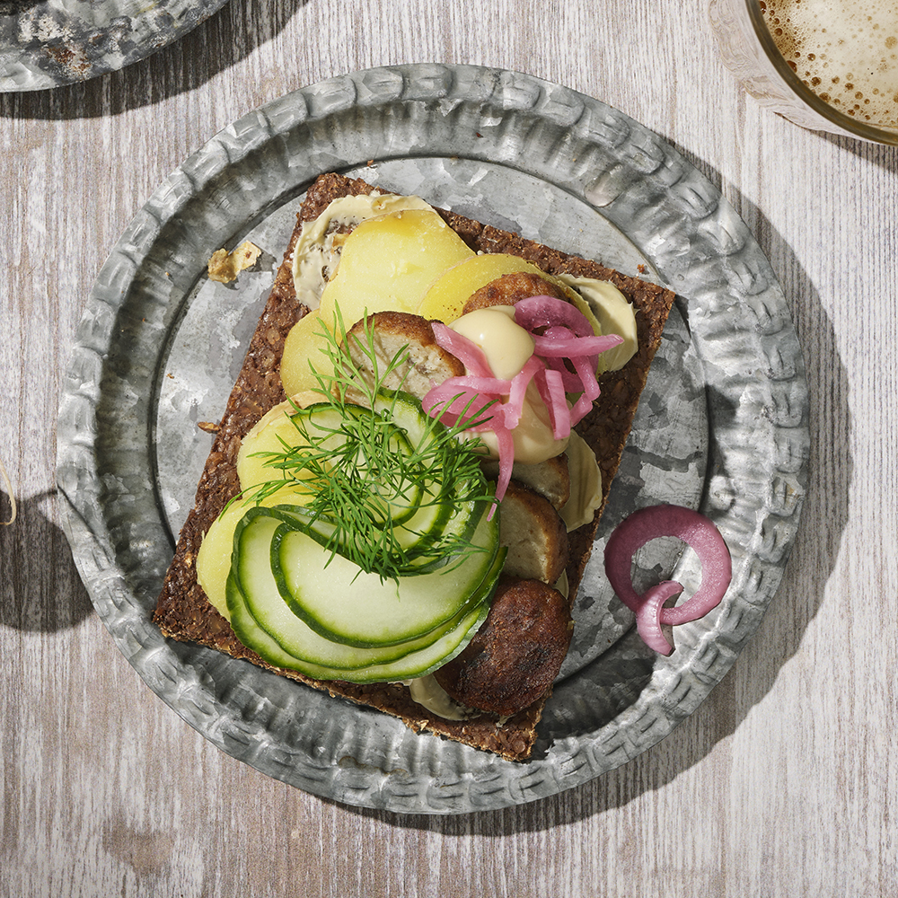 Enkla smörrebröd med köttbullar