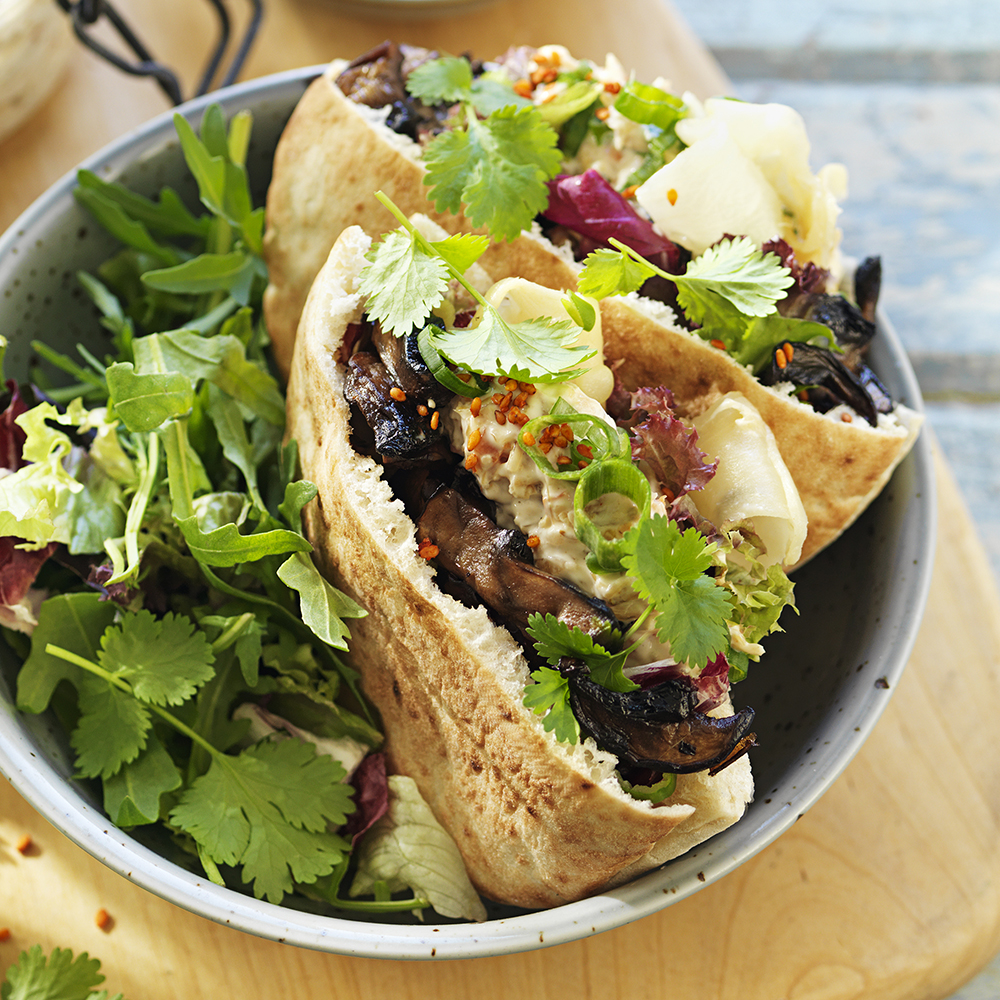 Pita med sesamstekt svamp och kimchimajonnäs