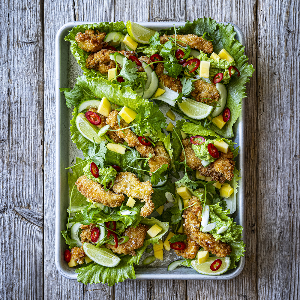 Krispig kyckling med mango och avokado