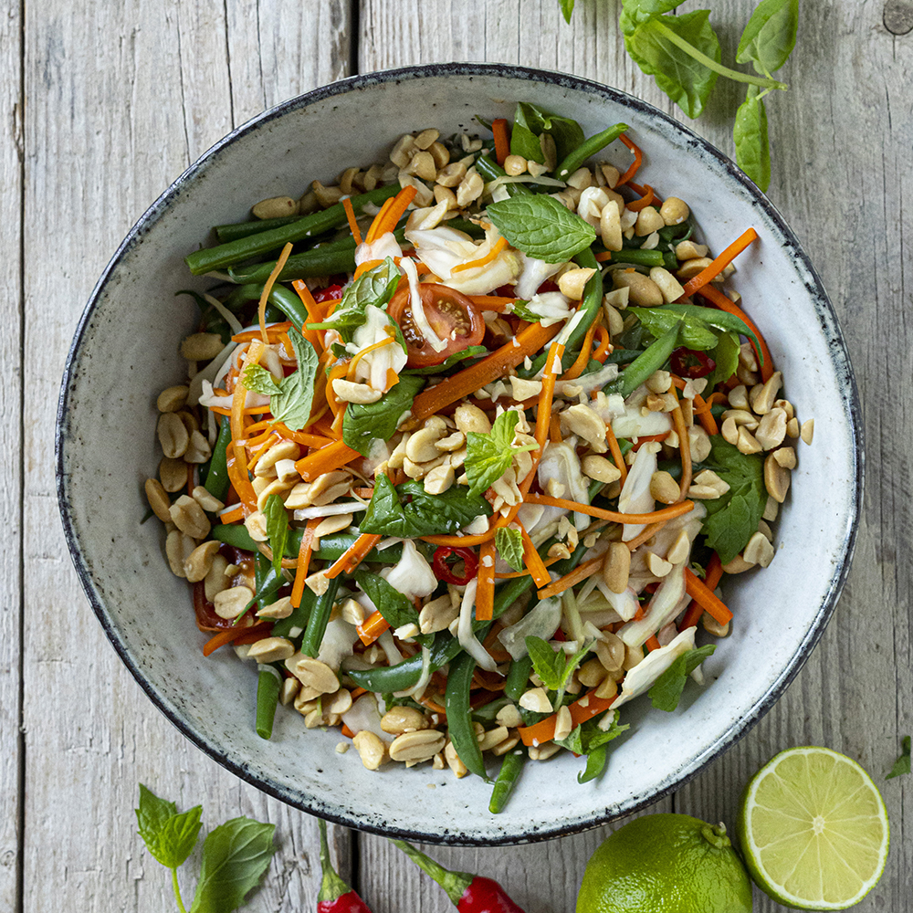 Morot- och vitkålssallad med mynta, nötter och thaidressing