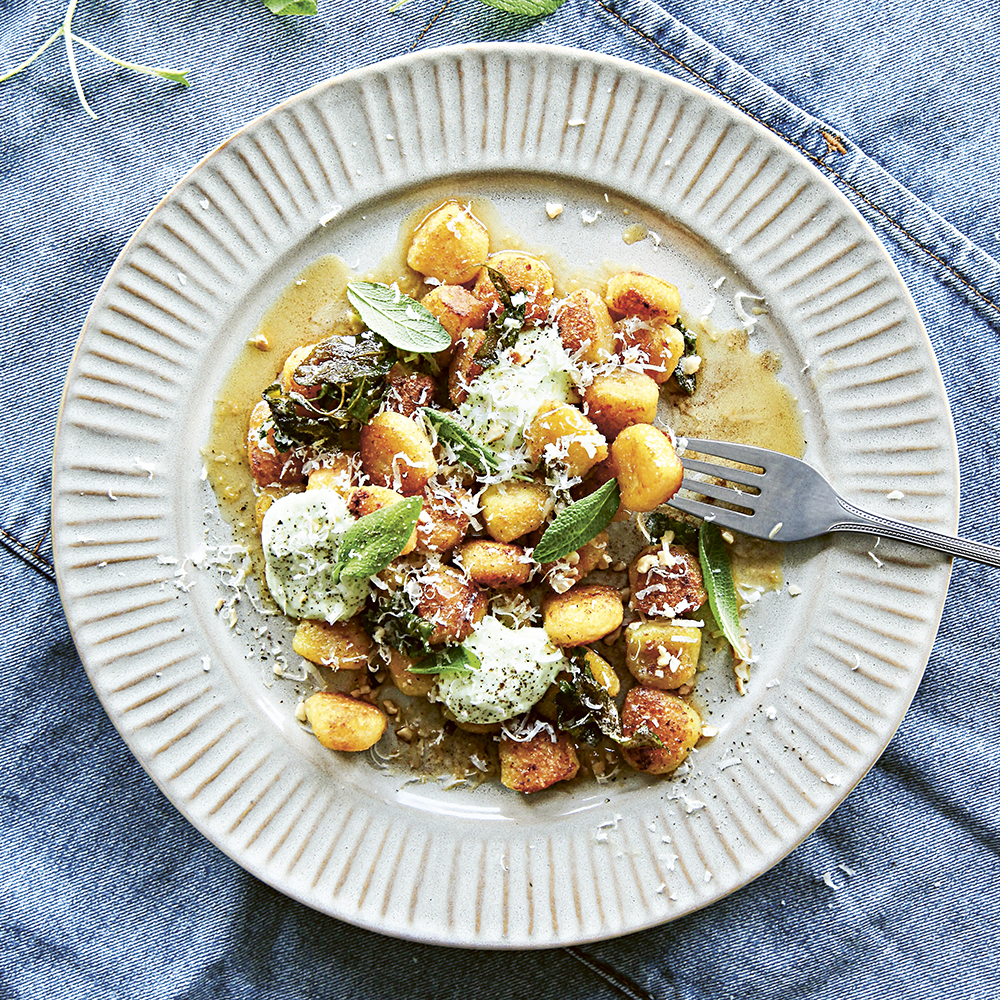 Stekt gnocchi med brynt salviasmör och basilikakräm