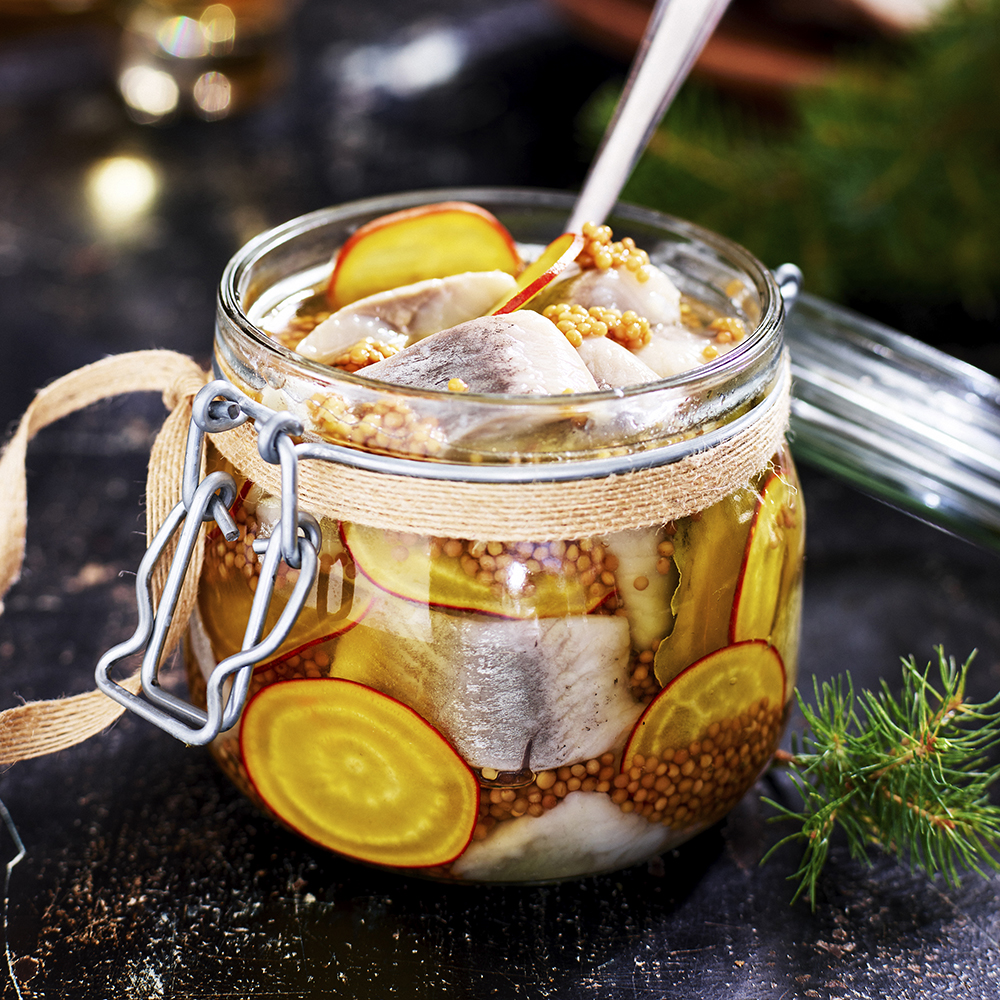 Klar senapssill med gulbetor och picklade senapsfrön