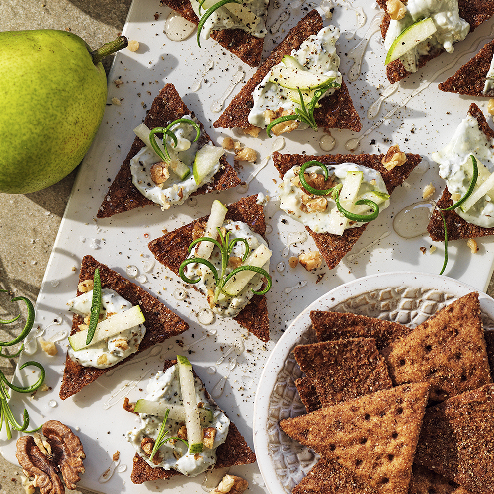 Finn crisp pepparkaka med ädelost och rostade valnötter