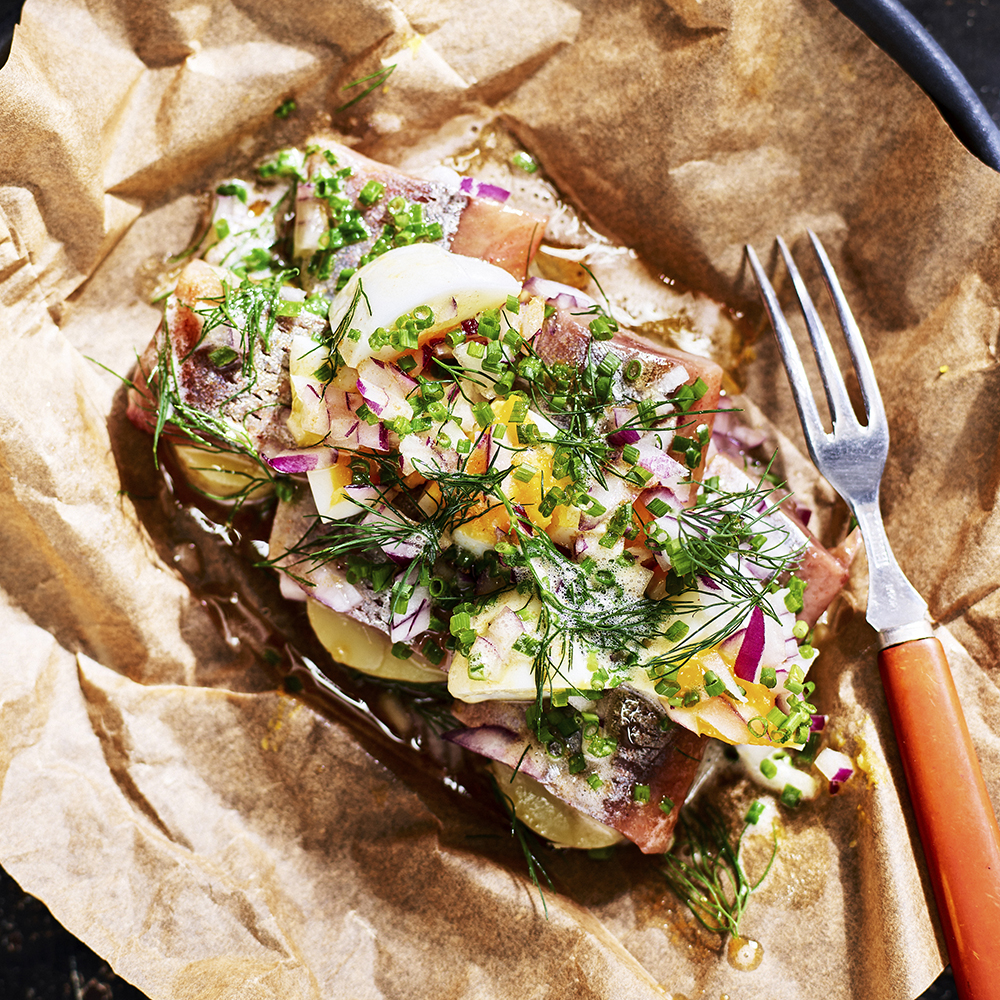 Matjessill bakad i paket med potatis, ägg, rödlök och brynt smör