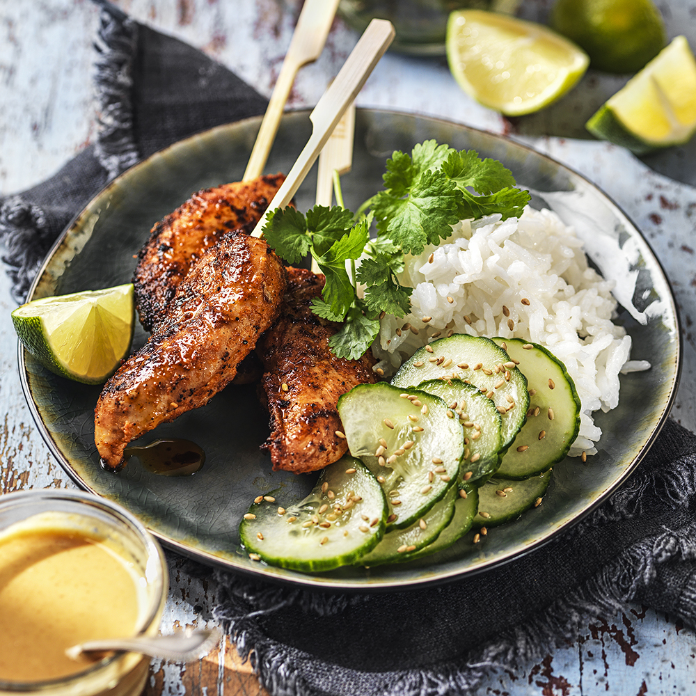 Kycklingspett med jordnötssås och gurksallad