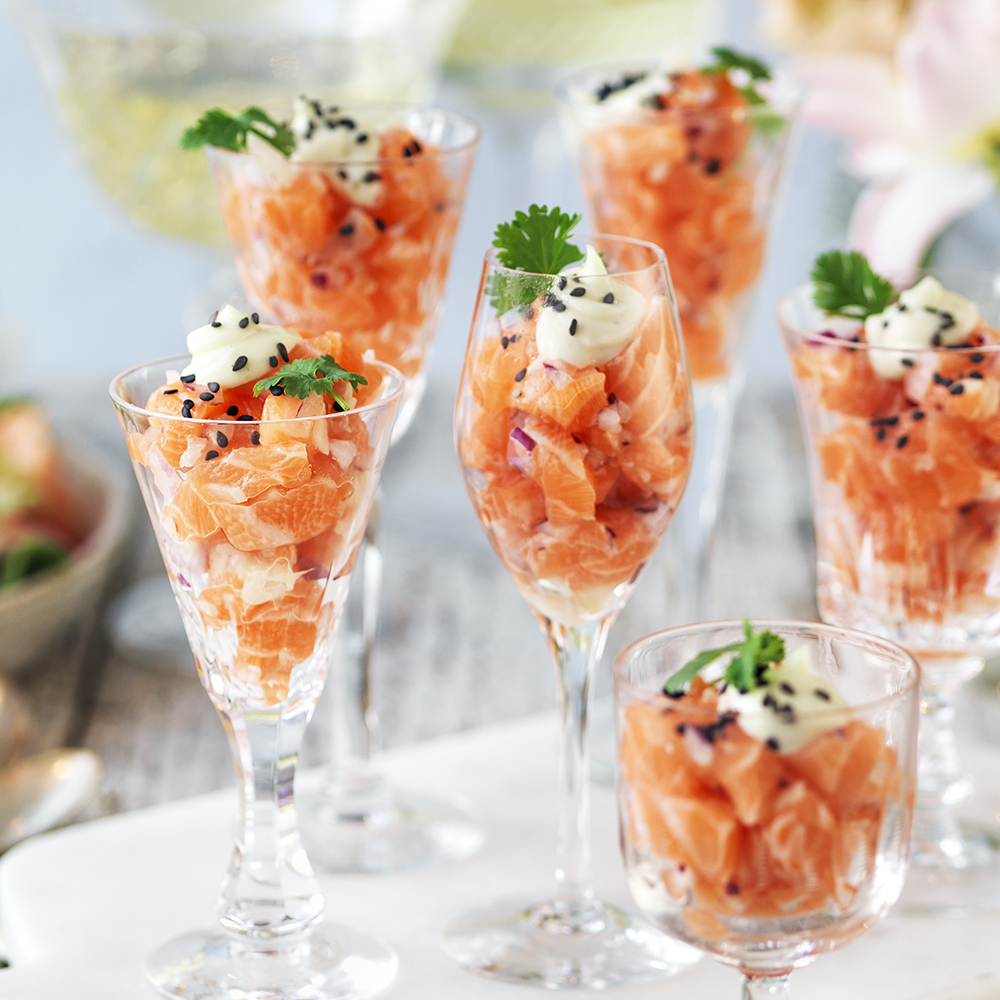 Laxtartar med gari, sesam och wasabimajo