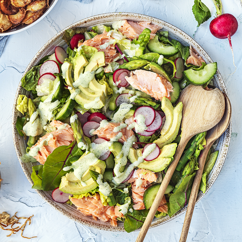 Sallad med varmrökt lax, avokado och sparris