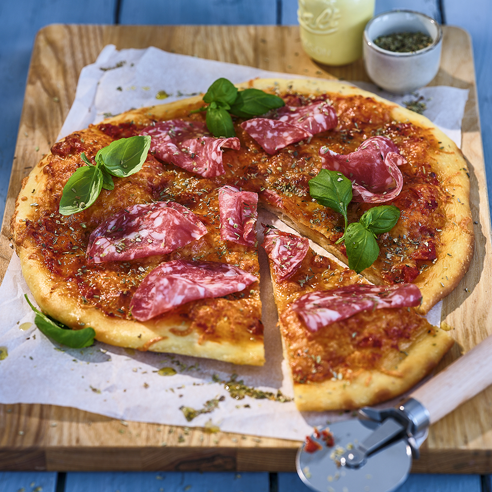 Pizza med tomat, ost och salami