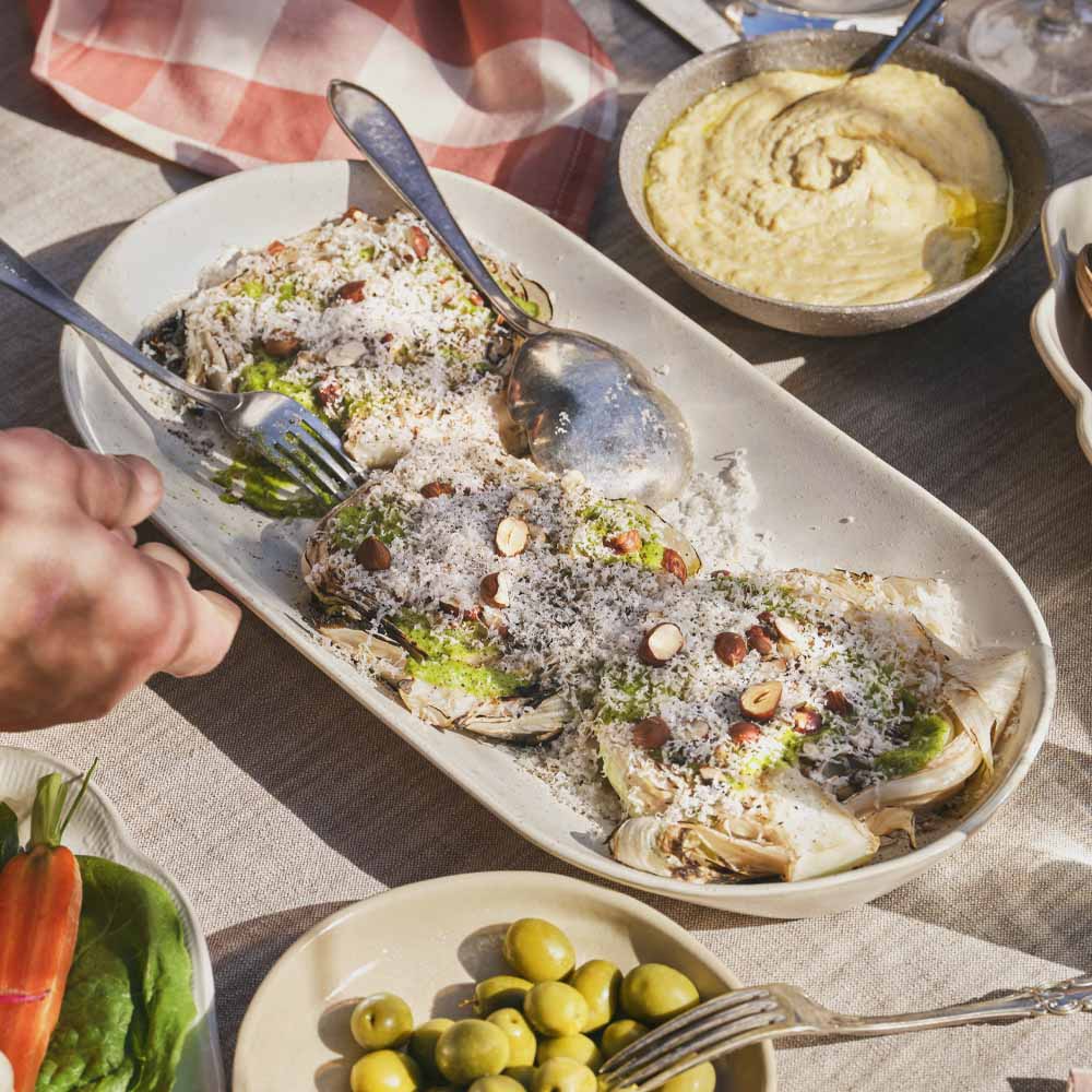 Grillade isbergsbiffar med krämig salladssås och hasselnötter