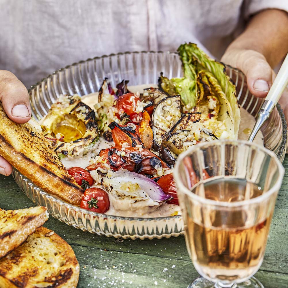Hummustallrik med grillade grönsaker och örtolja