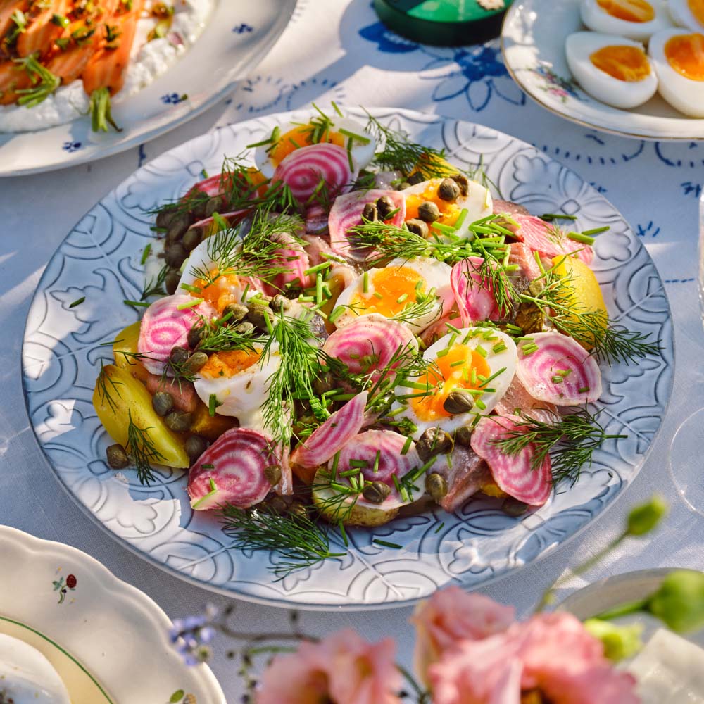 Matjessill med betor, gräddfilsmajonnäs och färskpotatis