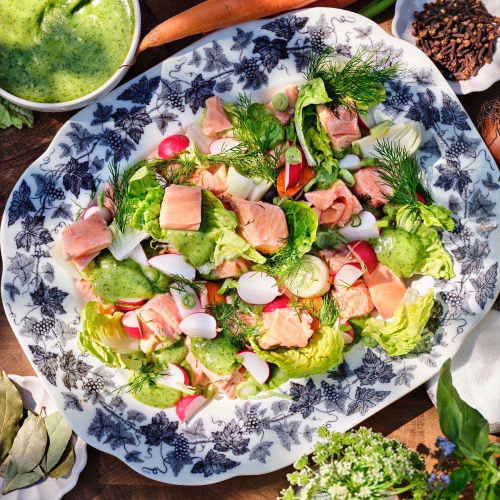 Inkokt lax med dillmajonnäs, rädisor och hjärtsallad