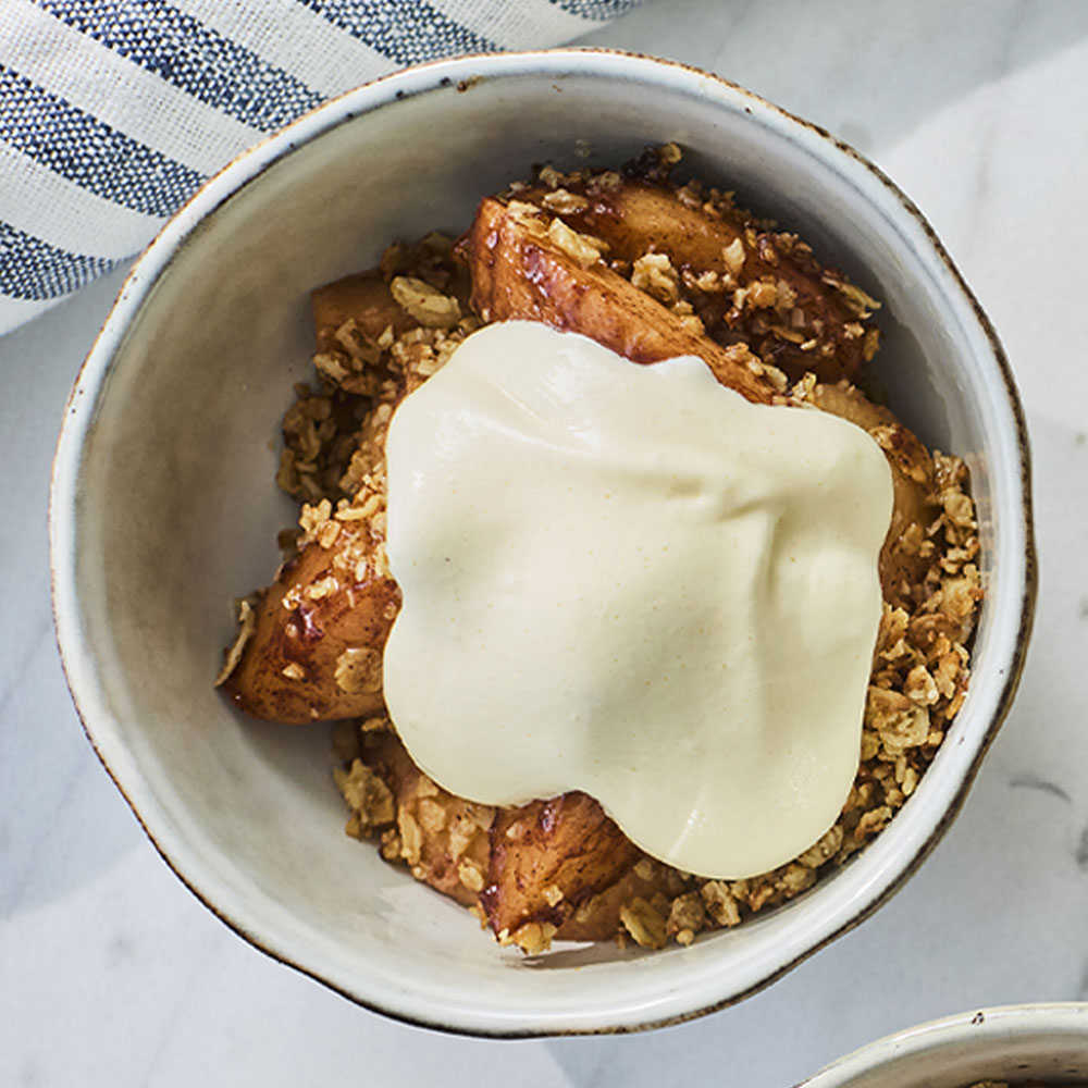 Kanelstekta äpplen med smuldeg och vaniljvisp