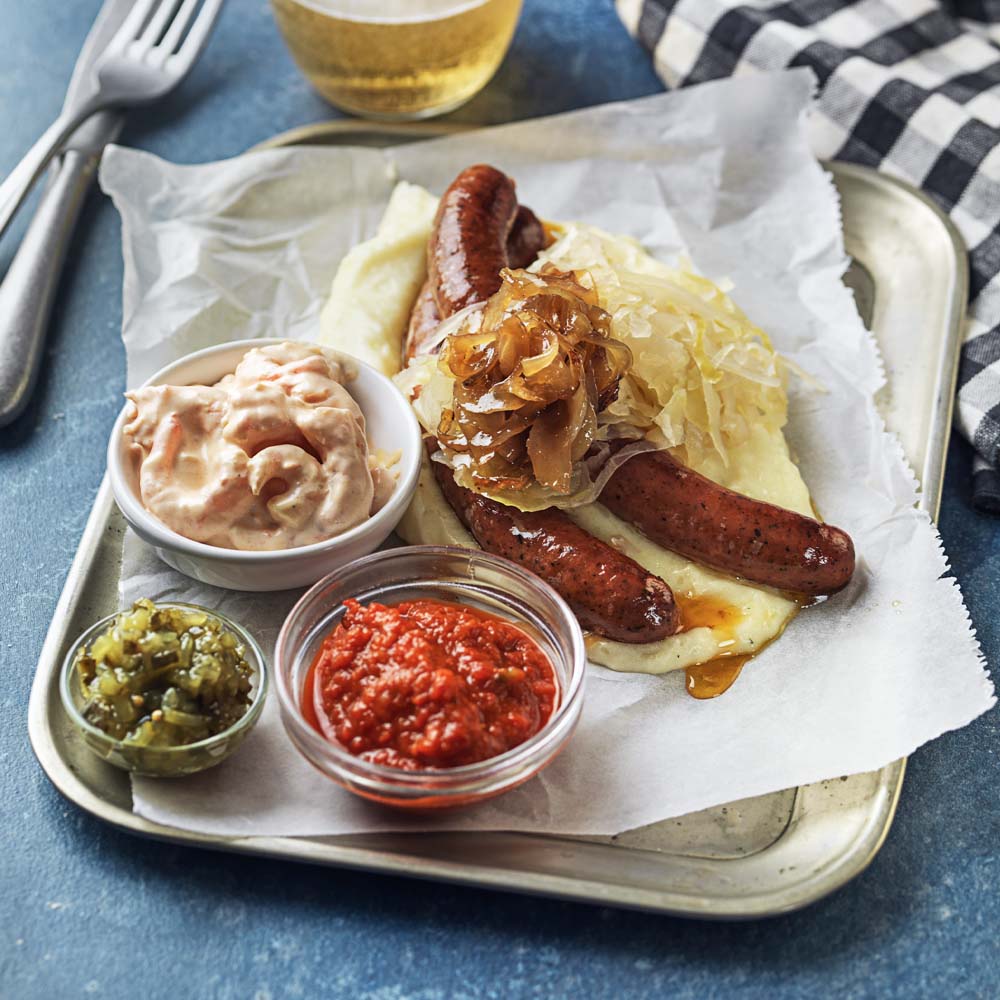 Korvbricka med potatismos och räksallad