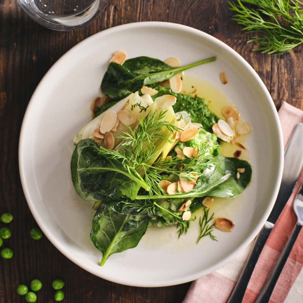 Bakad purjolök med ärtkompott och spenatomelett