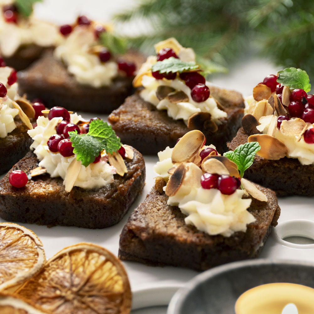 Pepparkakssnittar med apelsinfrosting och lingon