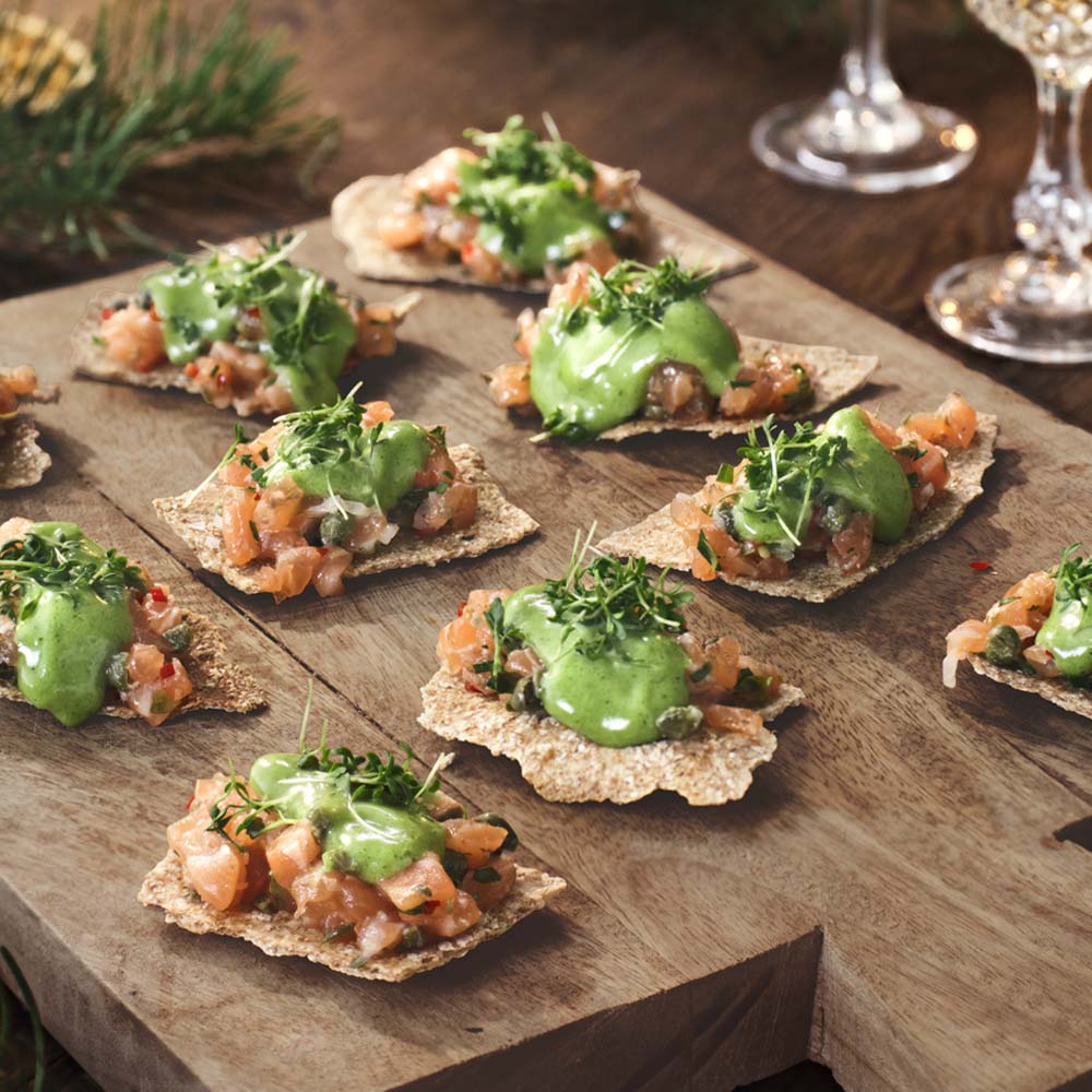 Laxtartar med dragonmajonnäs på knäcke