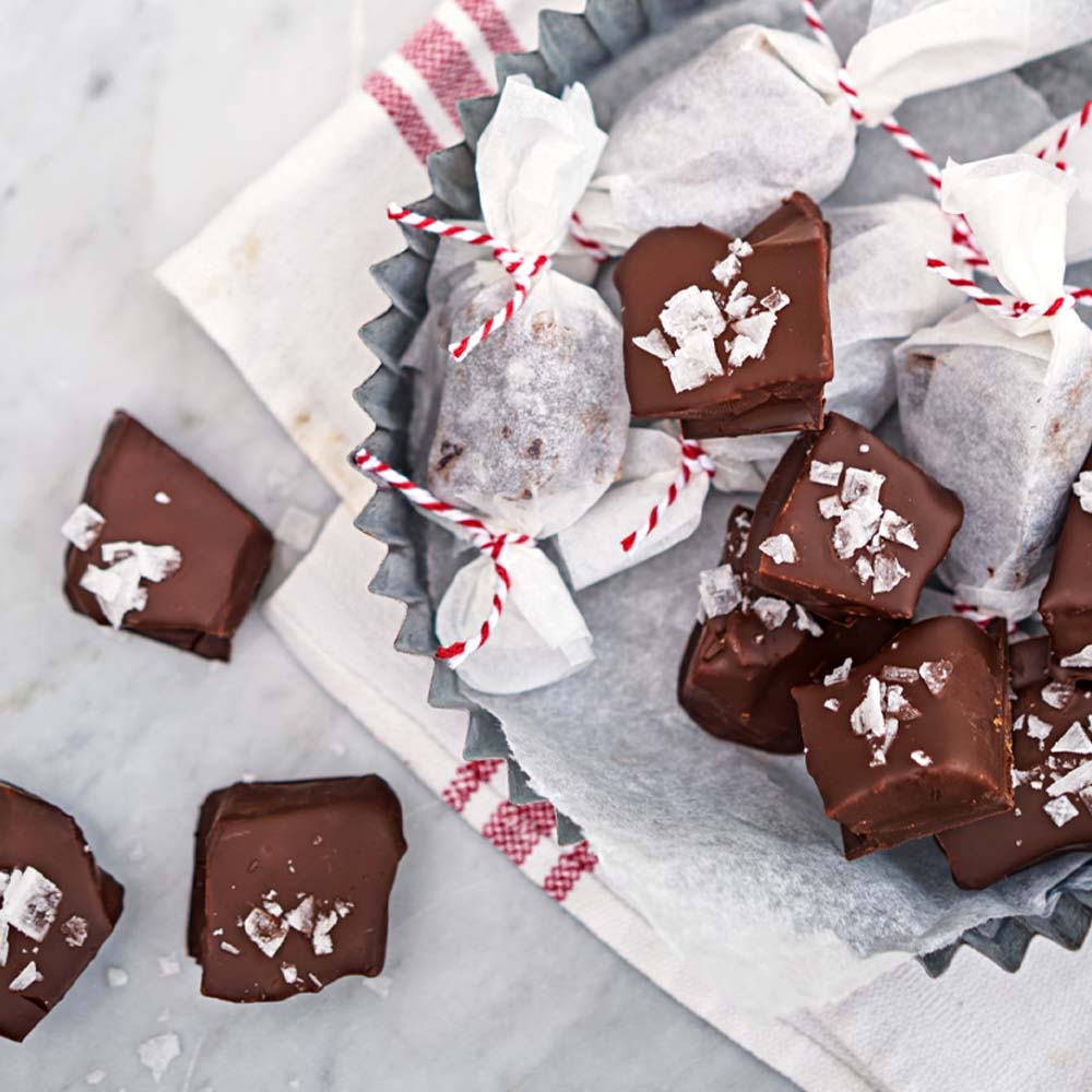 Chokladdoppad vaniljkola med havssalt