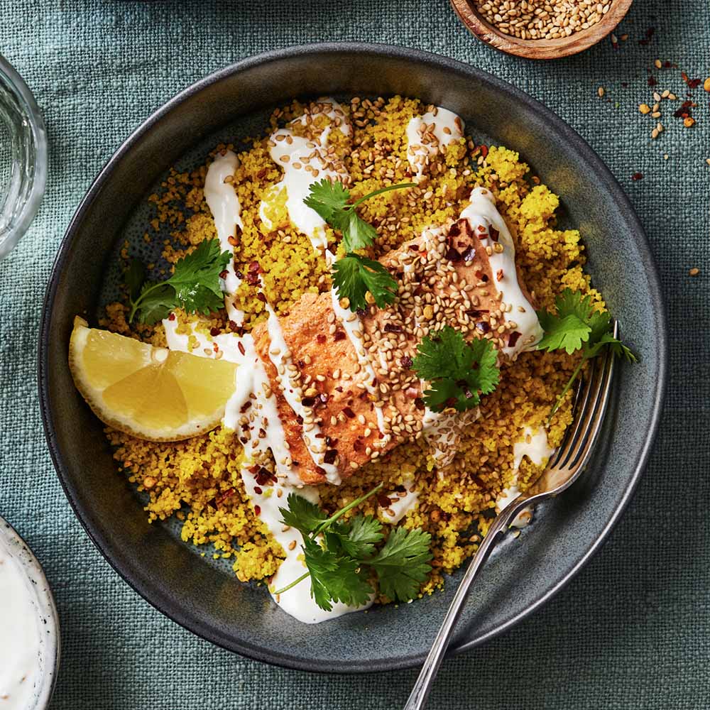 Lax i yoghurtmarinad med couscous och sesamsås