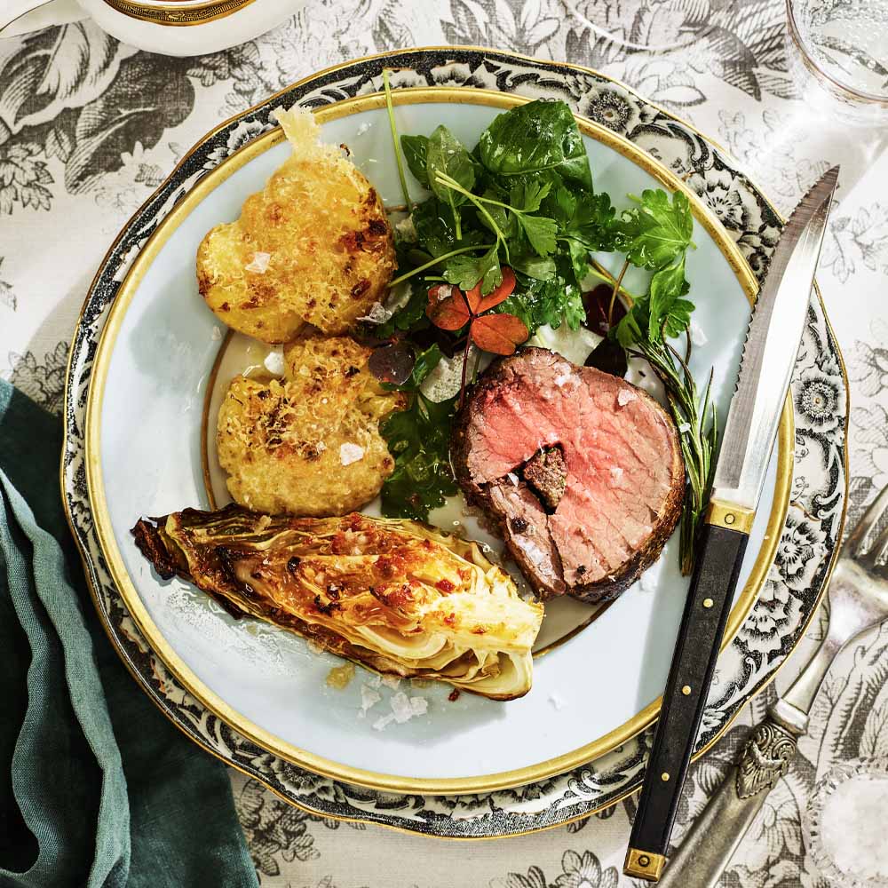 Svampfylld oxfilé med portvinssås, smashed potatoes och spetskål