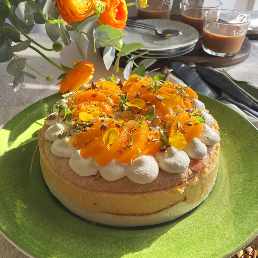 Marängtårta med fläder och persika