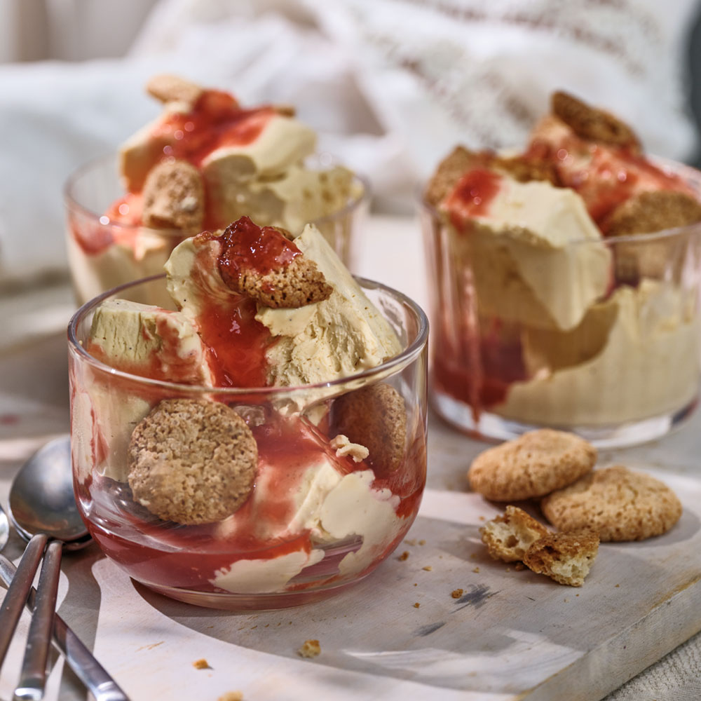 Dulce de lecheglass med jordgubbig rabarbersås och mandelbiskvier