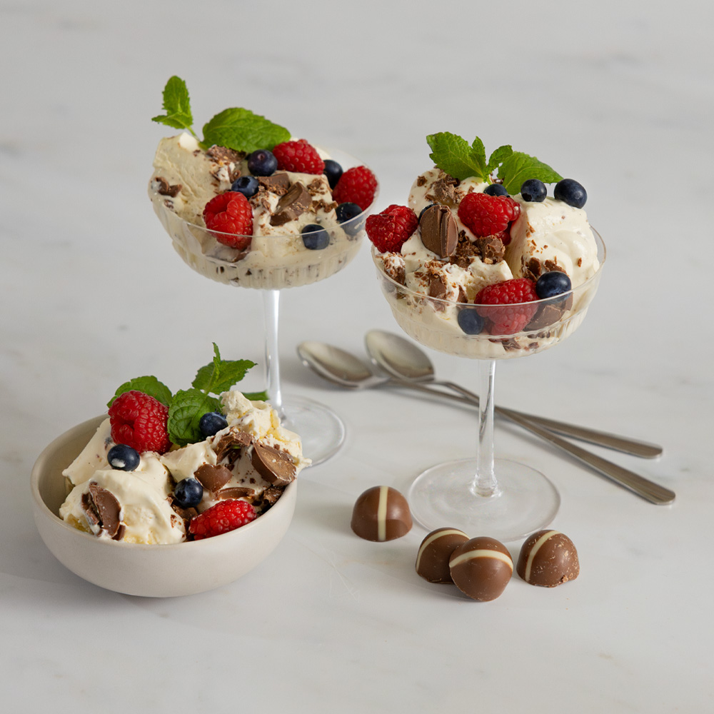 Glass utan glassmaskin med krossade chokladpraliner