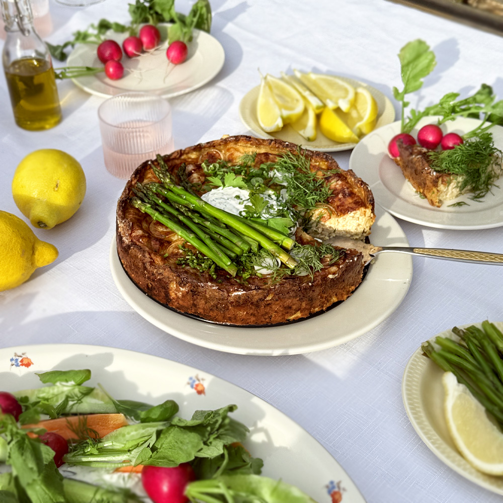 Prästostpaj med karamelliserad lök och örtkräm