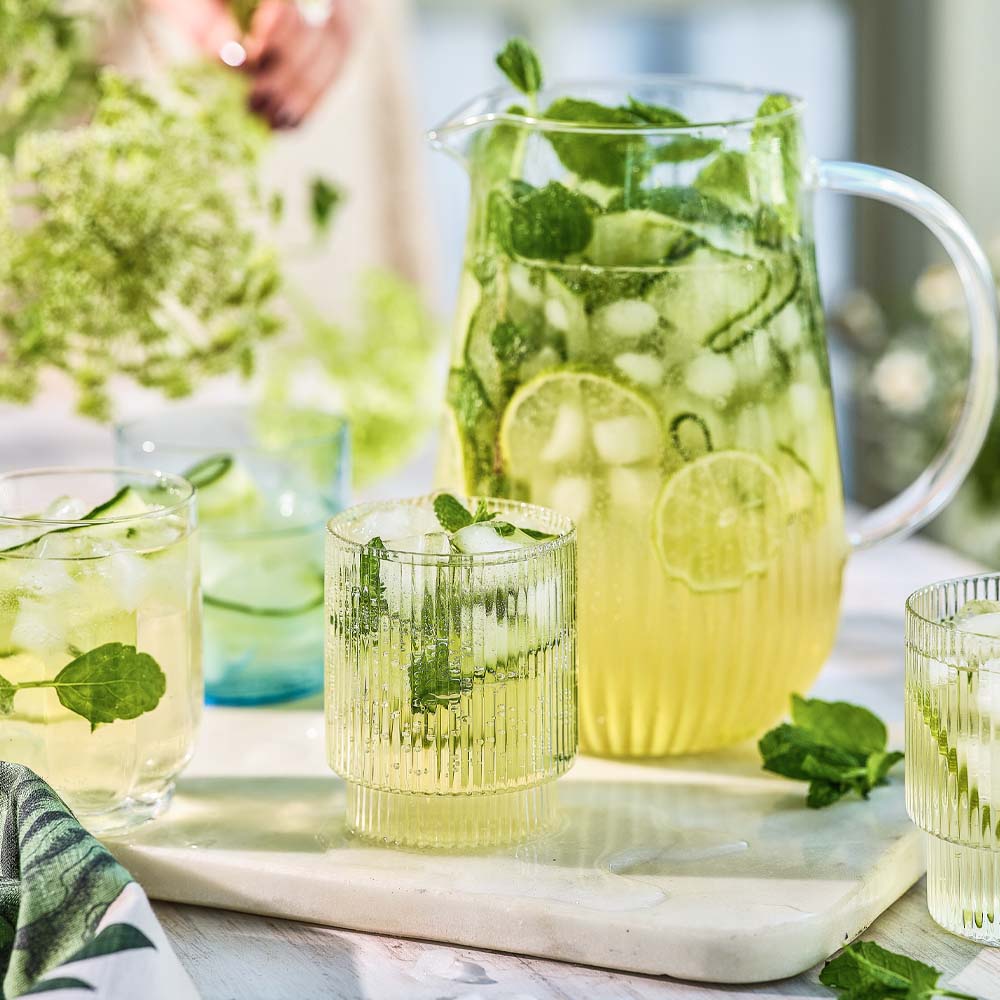 Grön sangria med gurka och fläder