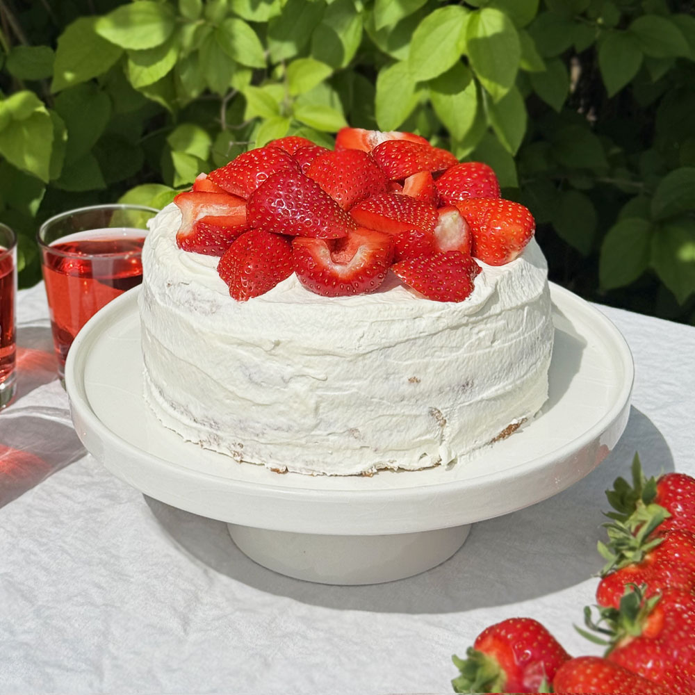 Jordgubbstårta med vaniljkräm och rabarber