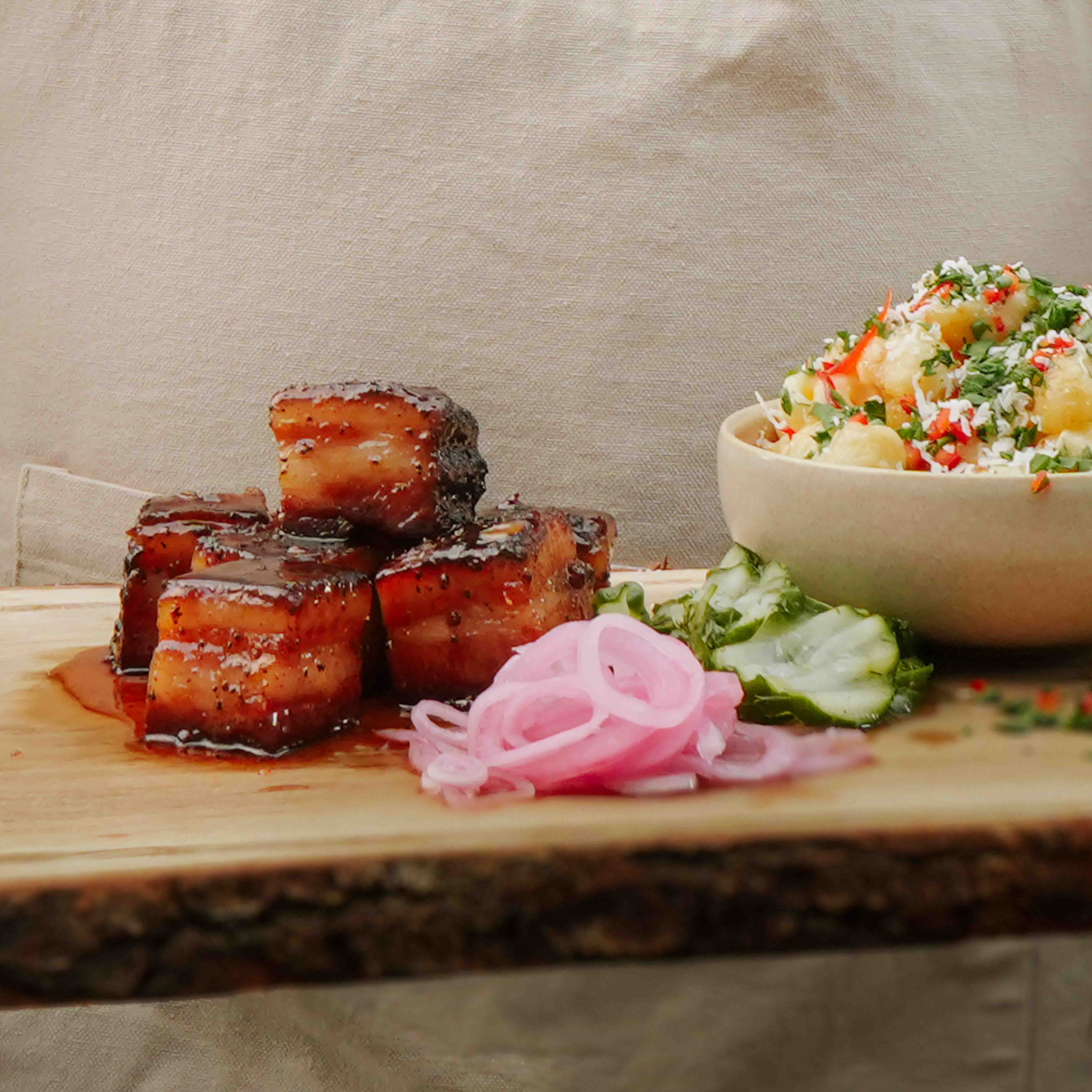 Pork belly burnt ends med mac & cheese och pickles