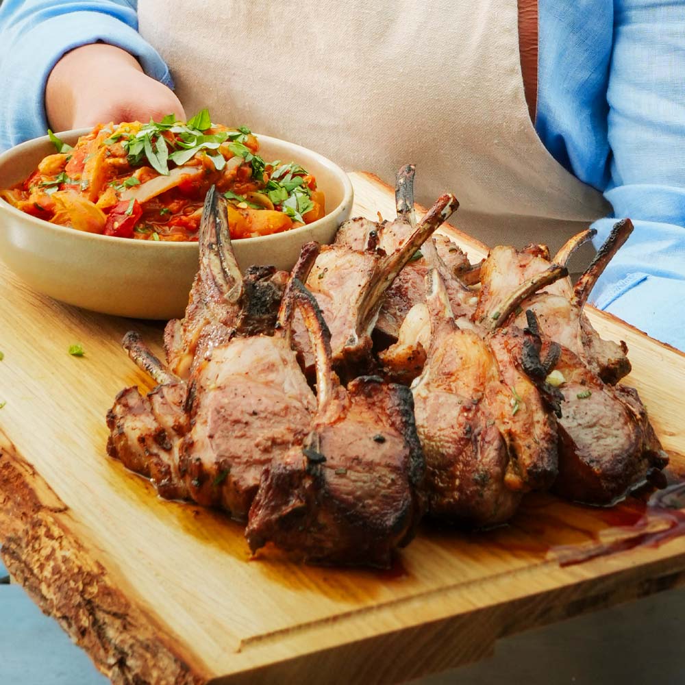 Grillade rosmarin- och vitlöksmarinerade lammracks med varm grönsaksröra
