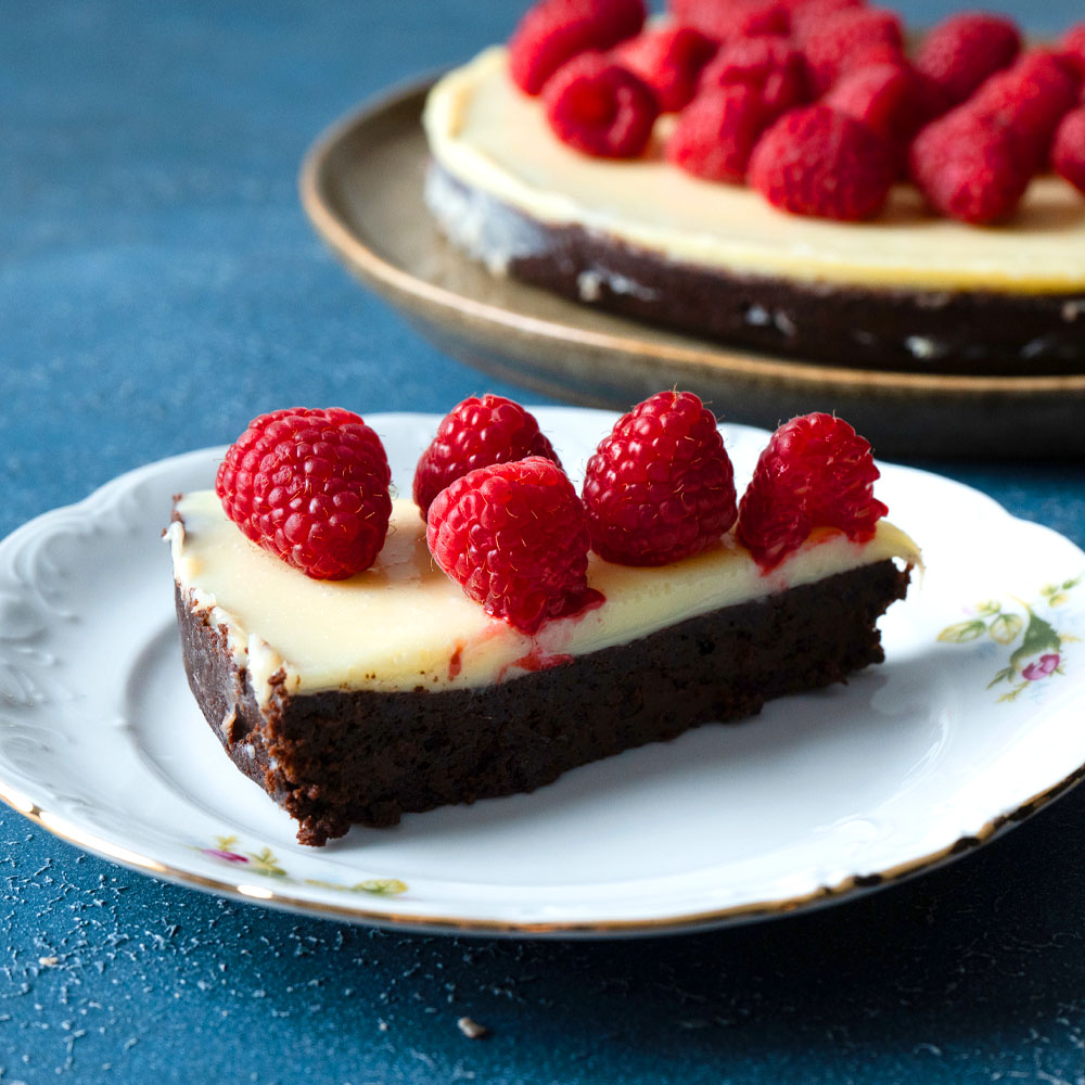 Kladdkaka med vit choklad och hallon