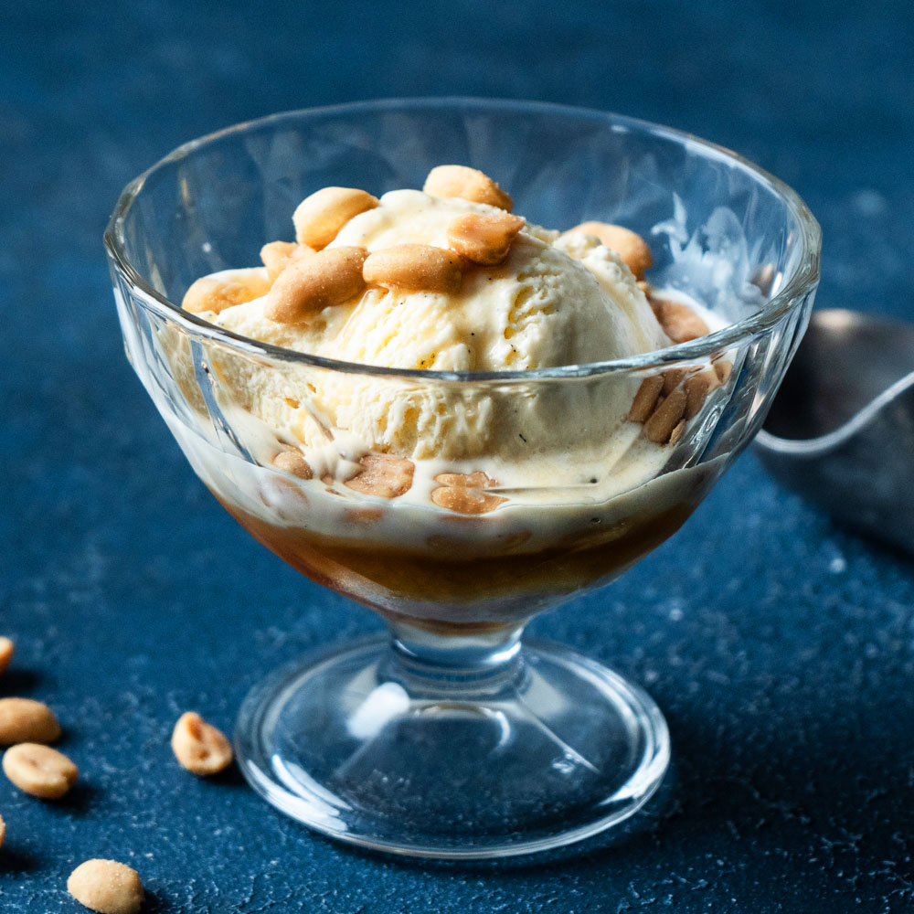 Hemgjord vaniljglass med lönnsirap och saltrostade jordnötter