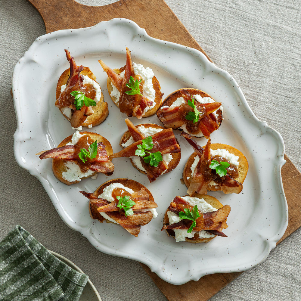 Snittar med pancetta, fetaostkräm och fikonmarmelad