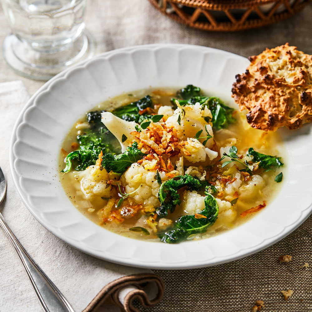 Blomkålssoppa med grillostströssel och stekt grönkål