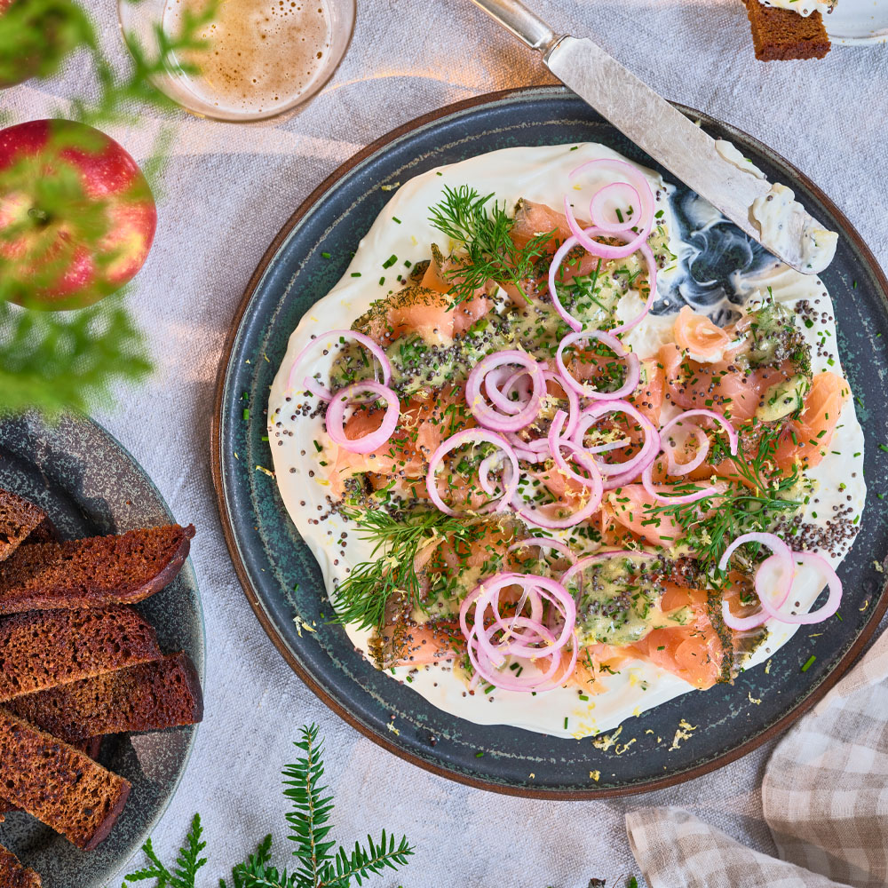Julfat med lax och picklad lök