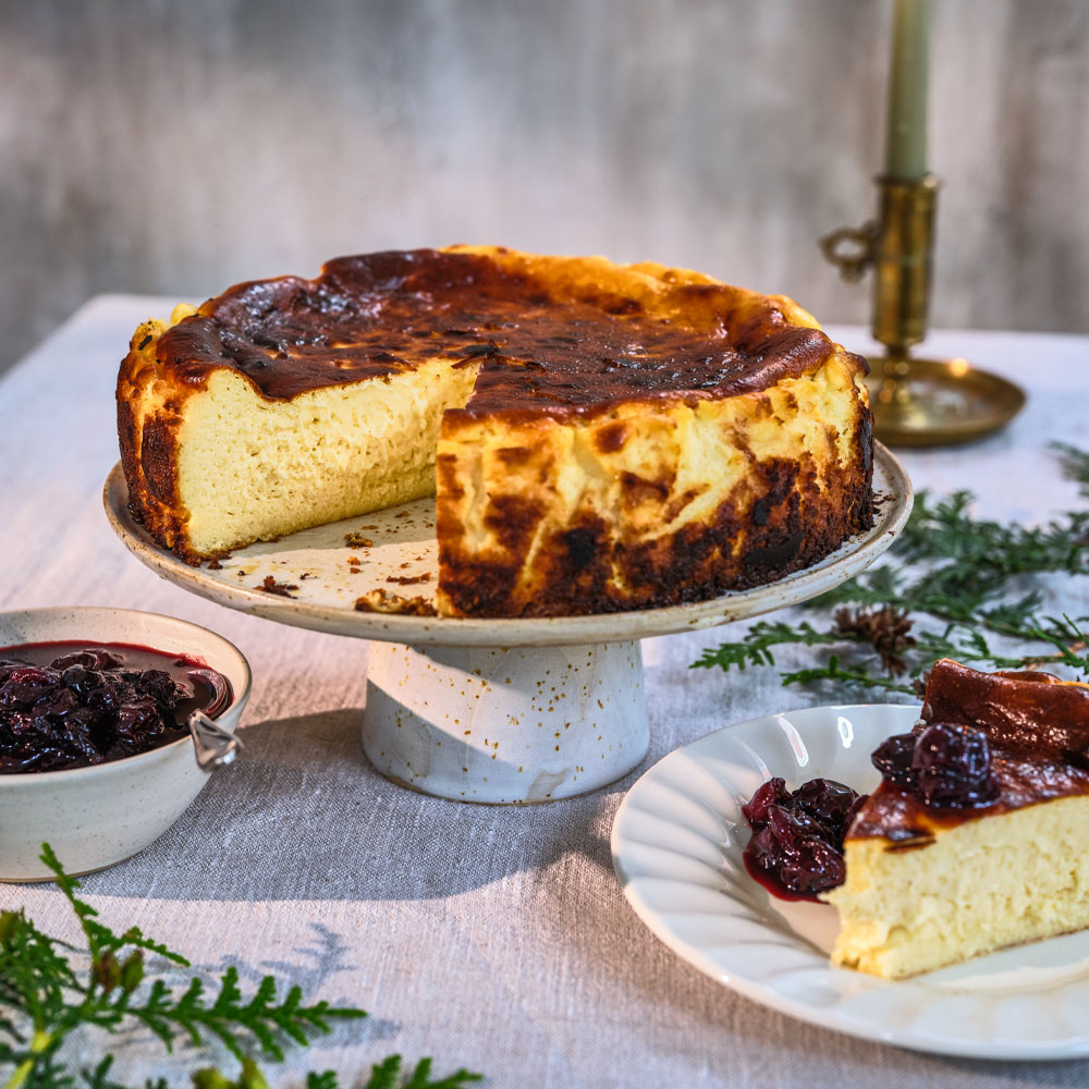 Baskisk cheesecake med romkokta körsbär