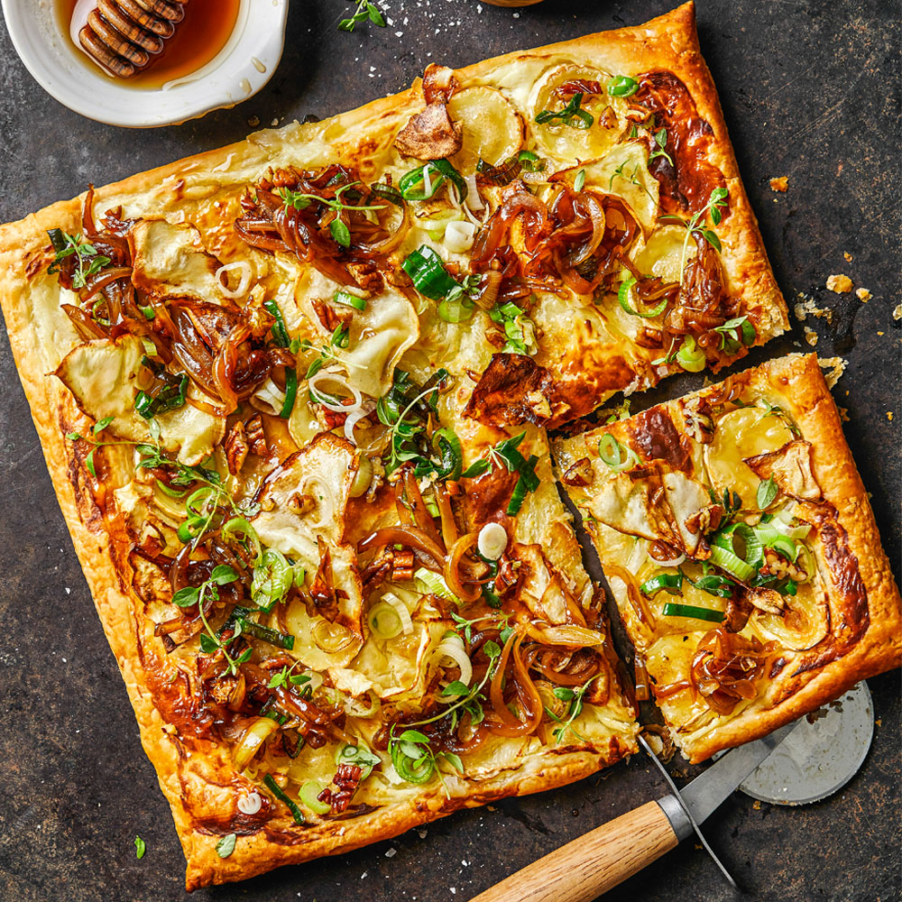Smördegspizza med getost, rotselleri och karamelliserad lök