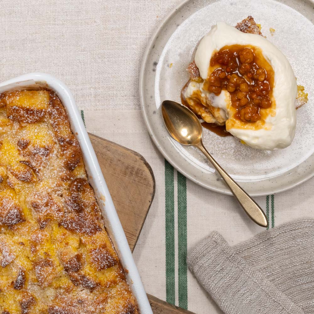 Saffran bread pudding med hjortron, vaniljchantilly och kolasås