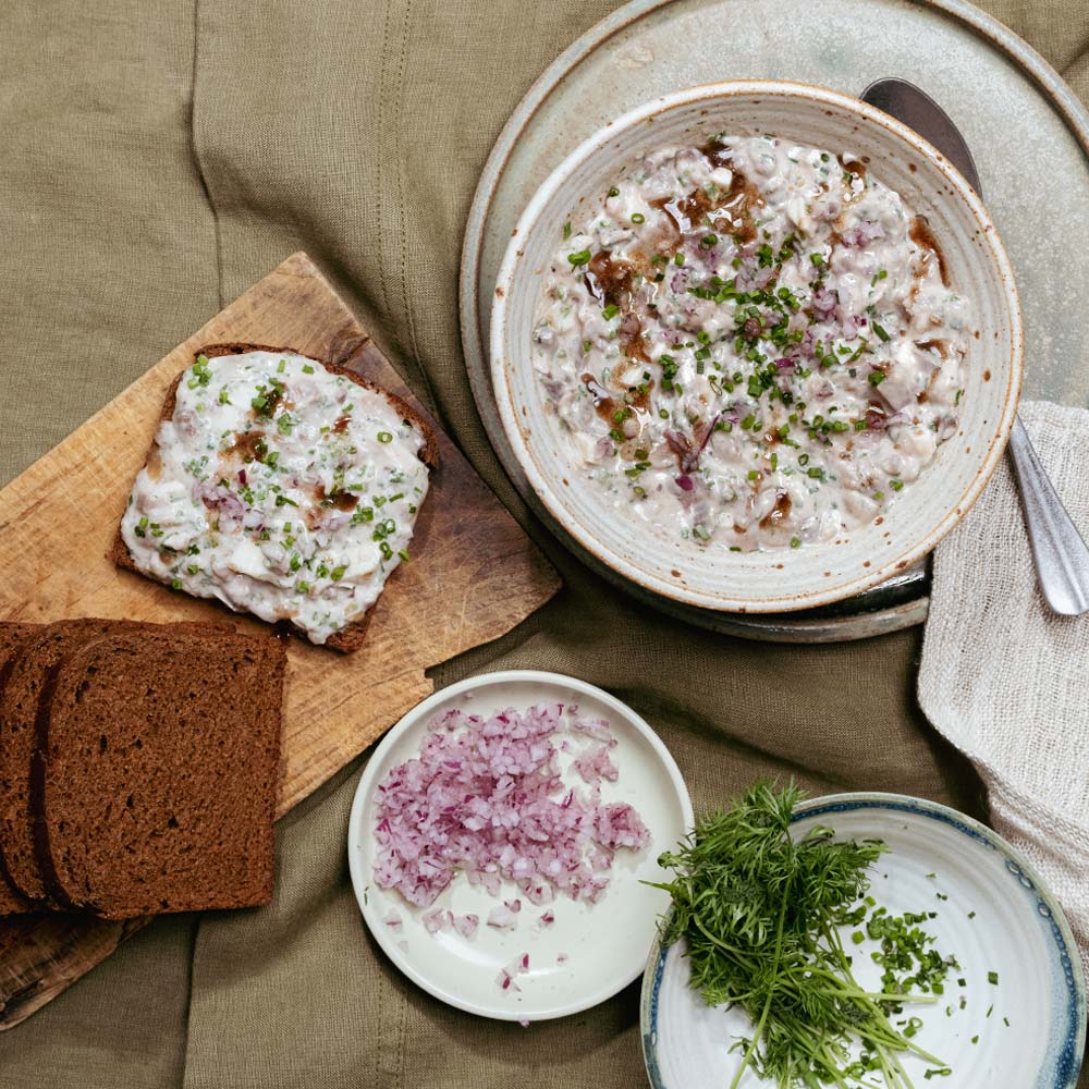 Gubbröra med matjessill på kavring