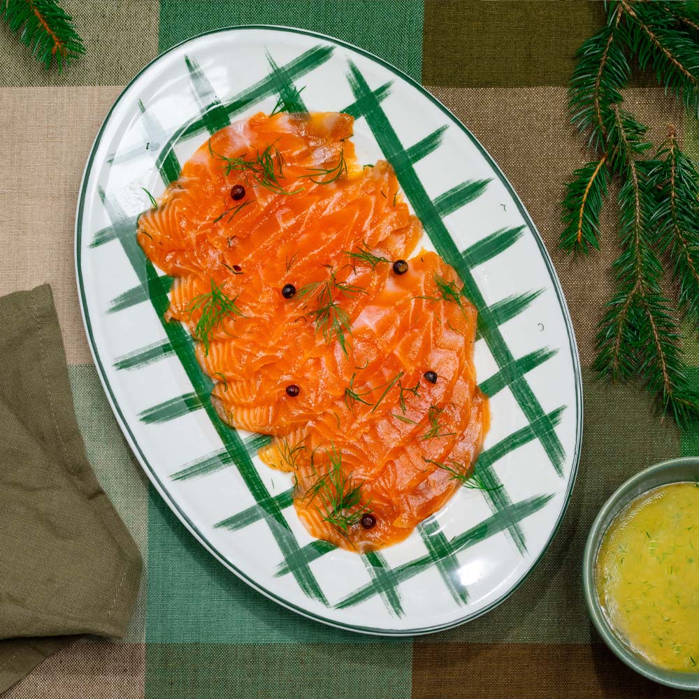 Dill- och enbärsgravad lax med honungssötad hovmästarsås