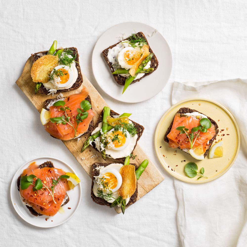 Smörrebröd med lax och ägg & sparris