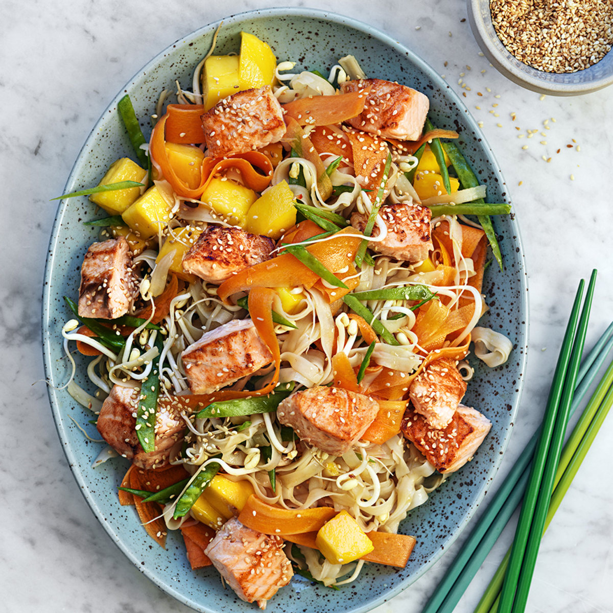 Risnudelsallad med stekt lax-image