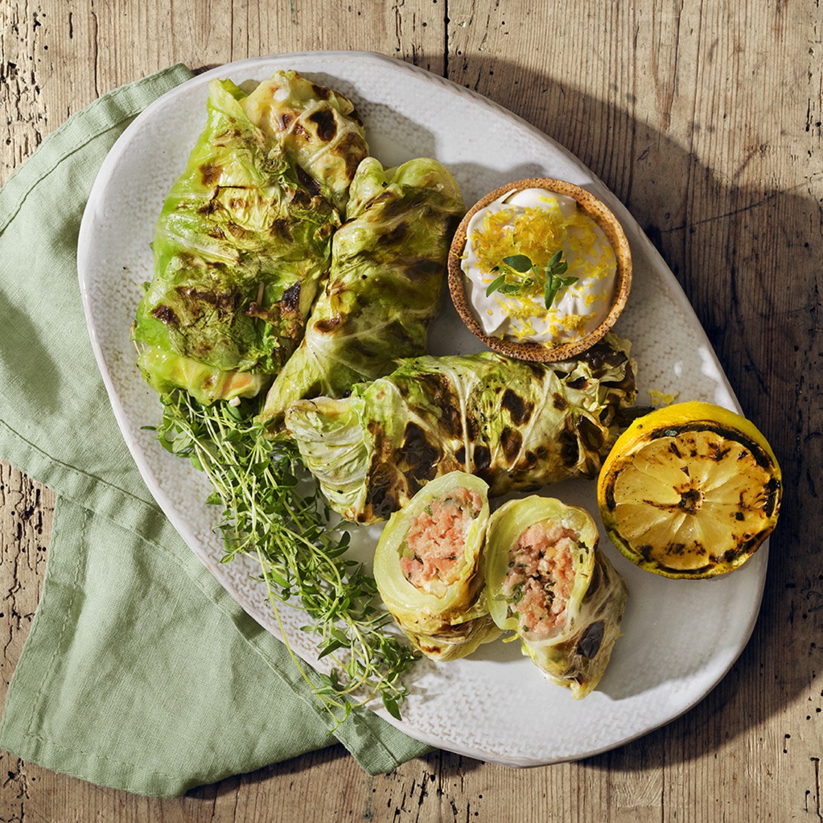 Grillat kålpaket med lax, citron och timjan-image
